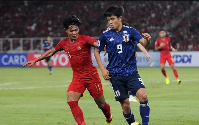 Bek kiri timnas Indonesia, Firza Andika menjaga ketat bintang timnas U-19 Jepang, Takefusa Kubo, pada laga perempat final Piala Asia U-19 2018 di Stadion Utama Gelora Bung Karno, Jakarta, Minggu (28/10/2018).