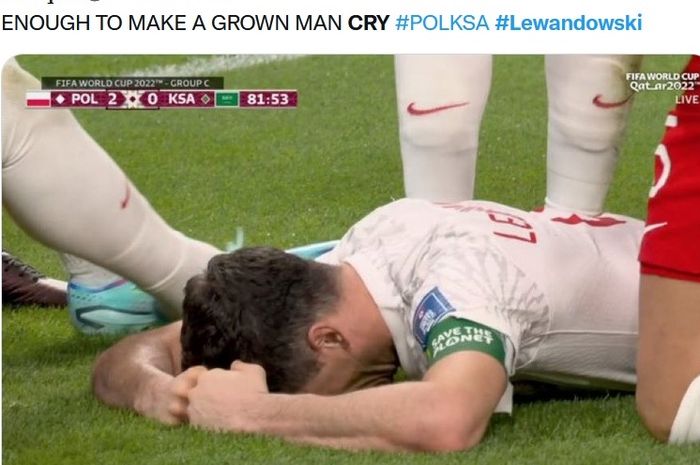 Striker Polandia, Robert Lewandowski, menangis usai menjebol gawang Arab Saudi dalam laga fase grup Piala Dunia 2022.