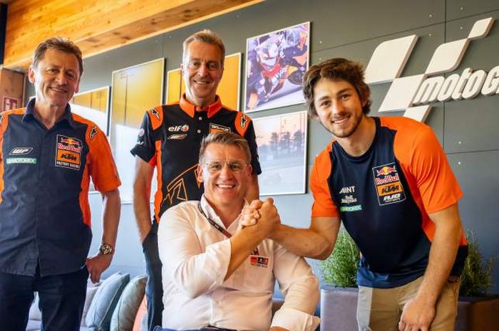 Pembalap Moto2 asal Australia, Remy Gardner, berpose dengan Bos KTM, Pit Beirer, usai menandatangani kontrak untuk membela tim Tech 3 KTM pada MotoGP 2022.