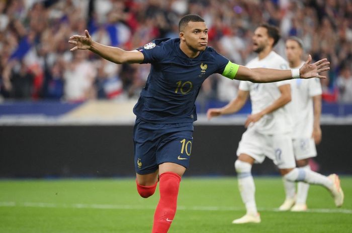 Kylian Mbappe mencetak gol penalti saat timnas Prancis hadapi timnas Yunani pada Kualifikasi Euro 2024 di Saint-Denis, Paris (19/6/2023).