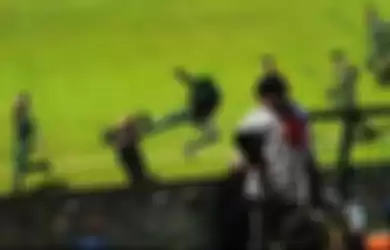 Terekam dalam video, aparat TNI menendang salah satu sporter Arema FC di Stadion Kanjuruhan, Malang, usai laga Arema vs Persebaya pada Sabtu.