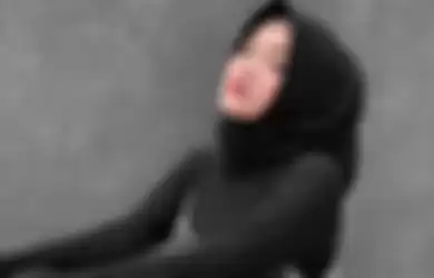 Inspirasi outfit hitam buat hijabers ala Putri Delina