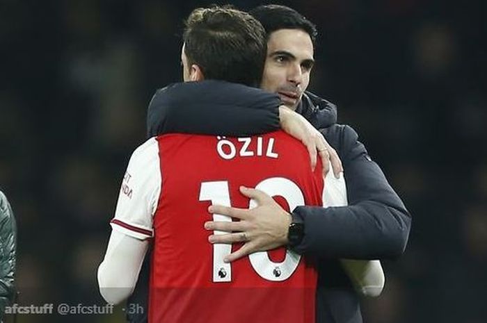 Mikel Arteta memeluk Mesut Oezil dalam pertandingan Arsenal vs Manchester United di Stadion Emirates, London, 1 Januari 2020.