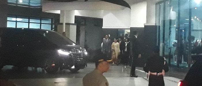 Presiden Joko Widodo dan Ibu Negara Iriana keluar dari Gedung Bedah Pusat Terpadu RSUD Dr Soetomo, Surabaya, Jawa Timur, usai menjenguk Wali Kota Surabaya Tri Rismaharini yang terbaring di rumah sakit, Sabtu (29/6/2019).