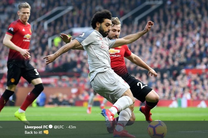 Penyerang Liverpool, Mohamed Salah (tengah), berduel dengan bek Manchester United, Luke Shaw, dalam laga Liga Inggris di Stadion Old Trafford, Minggu (24/2/2019).