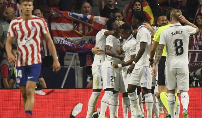 Para pemain Real Madrid merayakan gol Rodrygo ke gawang Atletico Madrid di Liga Spanyol2022-2023.