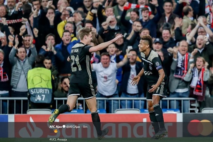 Penyerang Ajax Amsterdam, David Neres, melakukan selebrasi seusai menjebol gawang Real Madrid dalam partai Liga Champions di Estadio Santiago Bernabeu, Selasa (5/3/2019)