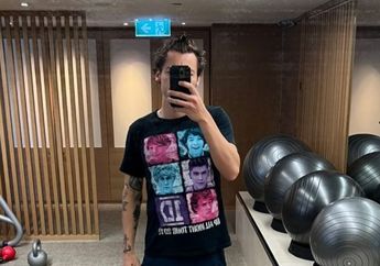 Harry Styles Selfie Pakai Kaus Gambar Wajah Para Member One Direction. Kenapa Langsung Dihapus?