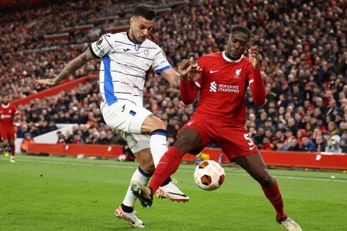 Aksi Gianluca Scamacca saat jumpa Liverpool pada leg pertama perempat final Liga Europa 2023-2024.