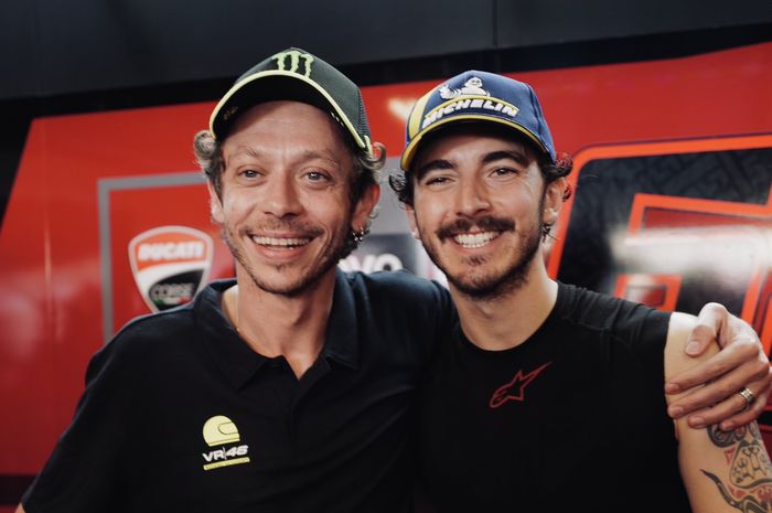 Pembalap Ducati, Francesco Bagnaia (kanan) selalu membutuhkan saran dari Valentino Rossi