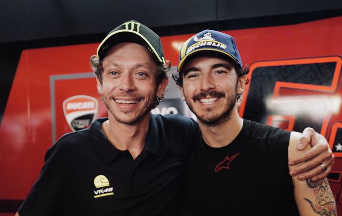 Legenda balap, Valentino Rossi, berpose dengan pembalap akademinya, Francesco Bagnaia dari tim Ducati Lenovo, dalam pesta kemenangan pada MotoGP Spanyol di Sirkuit Jerez, Spanyol, 30 April 2023.  