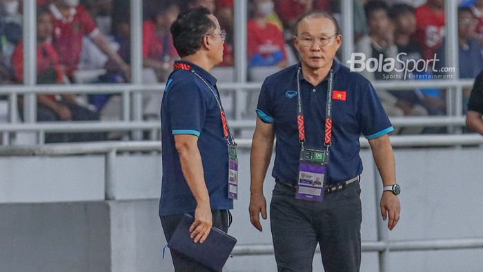 Pelatih timnas Vietnam, Park Hang-seo (kanan), sedang memantau para pemainnya bertanding dalam laga leg pertama semifinal Piala AFF 2022 di Stadion Gelora Bung Karno, Senayan, Jakarta, 6 Januari 2023.
