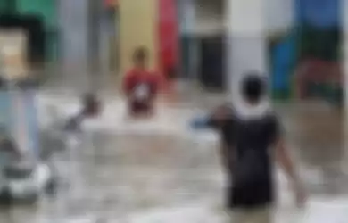 Banjir setinggi 1,5 meter menggenangi sejumlah RT di Kampung Makasar, Jakarta Timur, Rabu (1/1).
