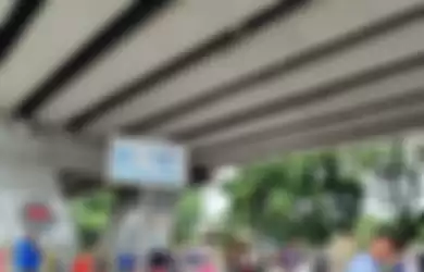 Bengkel dadakan di bawah flyover Pesing, Jakarta Barat