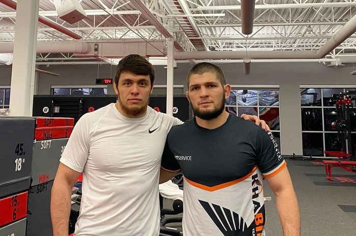 Petarung kelas welter ONE Championship, Murad Ramazanov berfoto bersama mantan juara kelas ringan UFC, Khabin Nurmagomedov