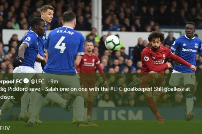 Aksi bintang Liverpool, Mohamed Salah, dalam partai Liga Inggris melawan Everton di Goodison Park, MInggu (3/3/2019)