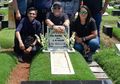Rindu Pada Sang Istri, Indro Warkop Kunjungi Makam dan Sebutkan Permintaan Haru Ini