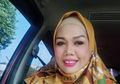 Elly Sugigi Putuskan Hijrah dan Memakai Hijab, Putri Kandungnya Beri Sindiran: "Paling Mama Lagi Galau"