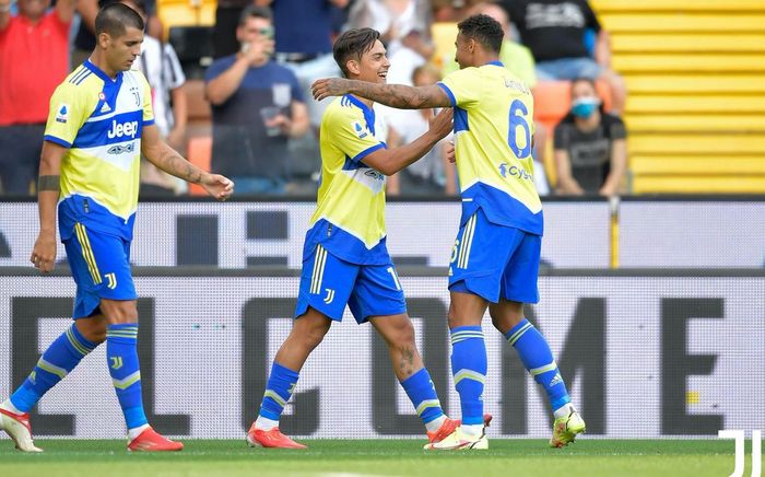 Para pemain Juventus merayakan gol Paulo Dybala dalam laga Liga Italia kontra Udinese di Stadion Dacia Arena, Minggu (22/8/2021).