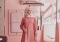 Santun, Tiru 5 Dress Hijab Pink ala Selebgram Ini Buat Santai Hingga Kondangan!