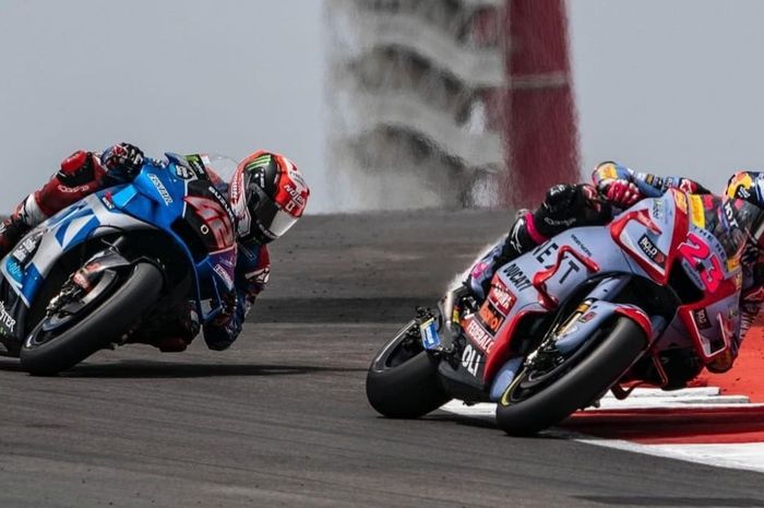 Alex Rins ketika mengejar Enea Bastianini di MotoGP Amerika 2022, bukti jika Suzuki telah berhasil maju menantang Ducati