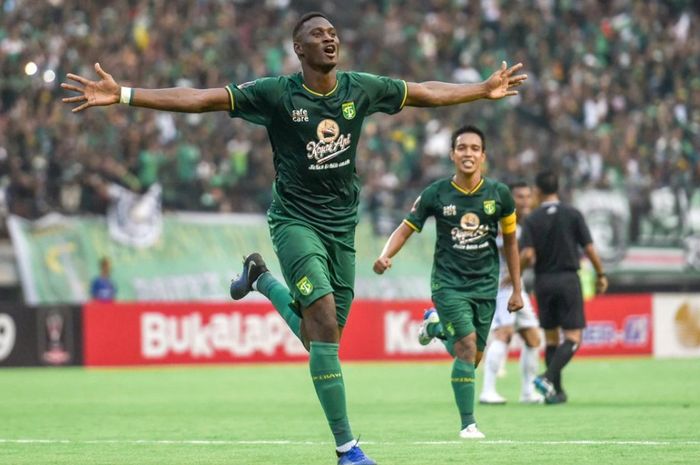 Selebrasi penyerang Amido Balde saat memastikan kemenangan Persebaya atas PS Tira-Persikabo pada babak 8 besar Piala Presiden 2019. 