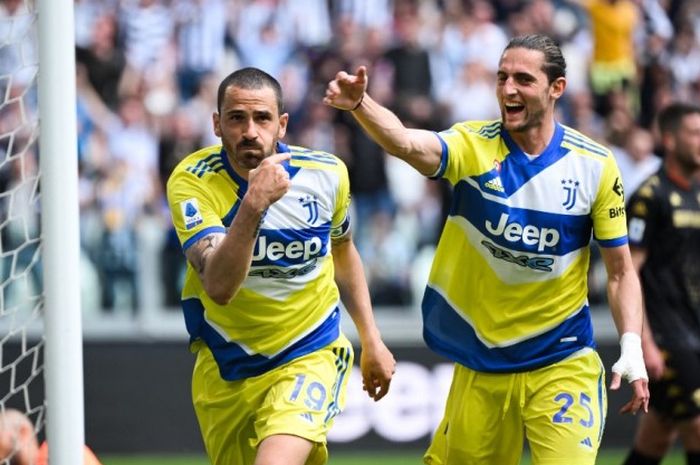 Bek Juventus, Leonardo Bonucci, merayakan golnya ke gawang Venezia dalam laga di Allianz Stadium, Minggu (1/5/2022).