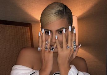 Tren Nail Art Berwarna Putih ala Seleb Hollywood yang Seru Buat Dicoba