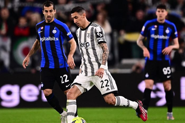 Angel Di Maria (22) berusaha melewati Henrikh Mkhitaryan dalam duel Juventus vs Inter Milan di semifinal Coppa Italia (4/4/2023).