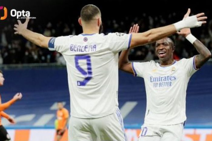 Striker Real Madrid, Karim Benzema, merayakan gol bareng Vinicius Junior dalam laga Liga Spanyol kontra Atletico Madrid di Stadion Santiago Bernabeu, Minggu (12/12/2021).