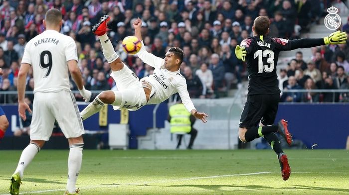 Pemain Real Madrid, Casemiro, melakukan gol salto ke gawang Atletico Madrid dalam laga di Wanda Metropolitano, Sabtu (9/2/2019)