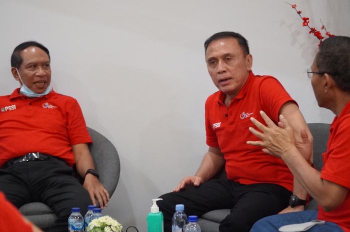 Ketua Umum PSSI, Mochamad Iriawan, bersana Menpora Zainudin Amali di Stadion Batakan, Balikpapan, Kalimantan Timur, Sabtu (14/3/2020).