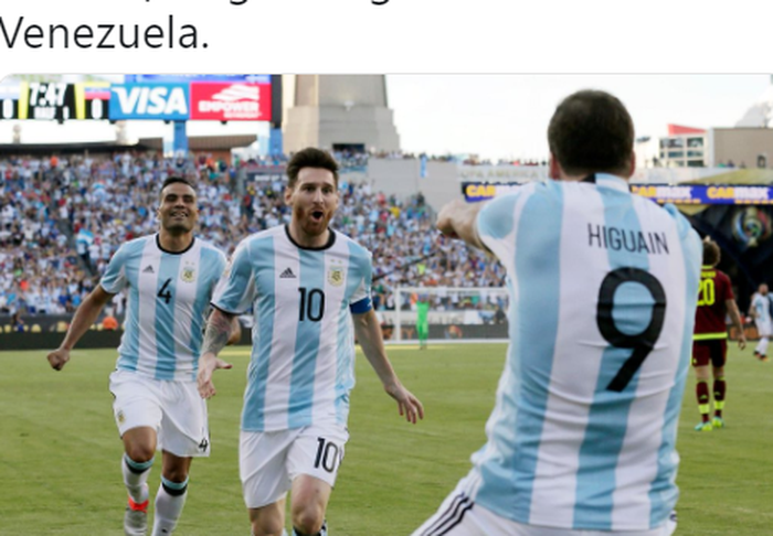 Gonzalo Higuain melakukan selebrasi bareng Lionel Messi di timans Argentina.