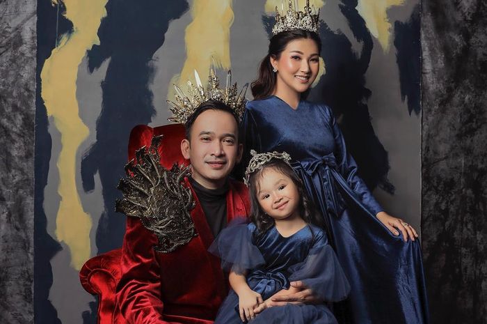 Bagai Ayah Idaman, Ruben Onsu Pakaikan Kutek Hingga Suapi ...
