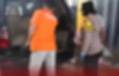 AKBP Sumarni, Kapolsek Subang saat memeriksa TKP pembunuhan di Subang.