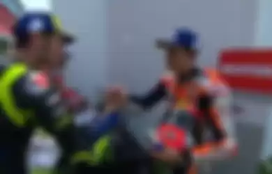 Momen jabat tangan Valentino Rossi dan Marc Marquez di GP Argentina 19