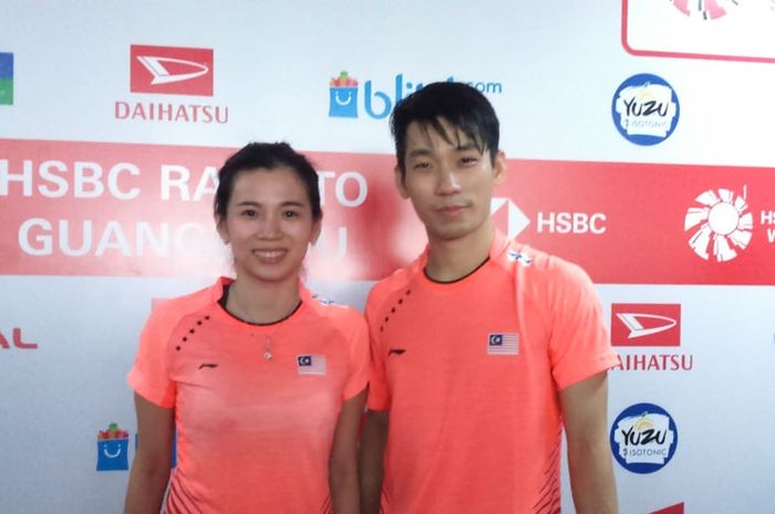 Pasangan ganda campuran Malaysia, Chan Peng Soon/Goh Liu Ying, berpose setelah konferensi pers semifinal Indonesia Masters 2019.