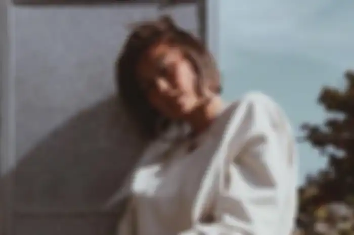 Ada yang berubah dari penampilannya, yaitu kulitnya terlihat lebih ‘gelap’ dibandingkan Agnez Mo yang kita kenal beberapa tahun lalu.