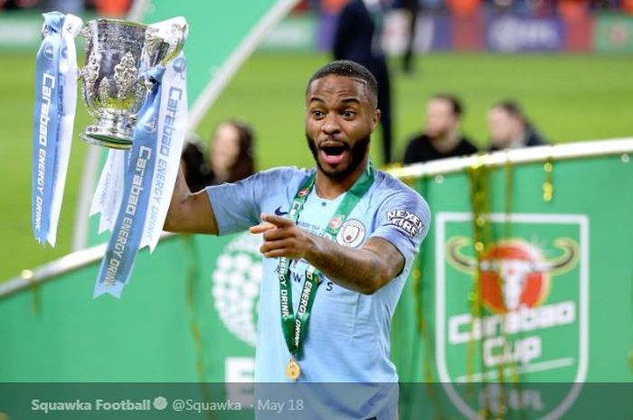 Penyerang sayap Manchester City, Raheem Sterling, memegang trofi juara Piala Liga Inggris musim 2018-2019.