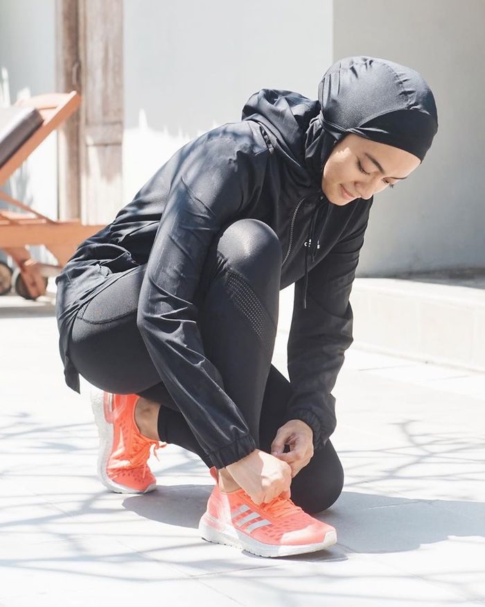 Inspirasi Style Hijab Untuk Olahraga - Nyaman dengan Busana Olahraga Serba Hitam