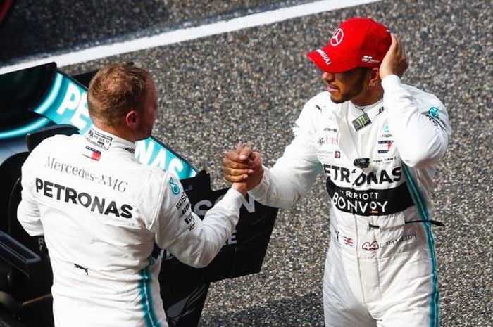 Dua pembalap Mercedes, Lewis Hamilton (Kanan) dan Valtteri Bottas (Kiri) usai menangi F1 China 2019, Minggu (14/4/2019)