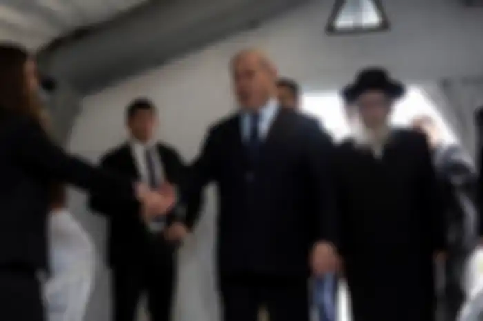 Perdana Menteri Israel Benjamin Netanyahu tiba di tenda selama kunjungannya ke Pusat Medis Chaim Sheba