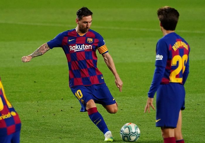 Kapten Barcelona, Lionel Messi, menembak bola ke arah gawang.