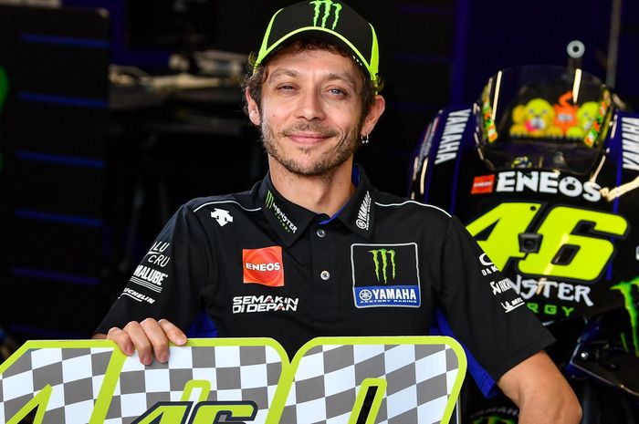 Pembalap Monster Energy Yamaha, Valentino Rossi, berpose menjelang tampil pada MotoGP Australia di Sirkuit Phillip Island, Kamis (24/10/2019).