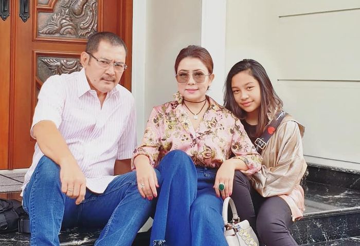 Teras rumah <a href='https://pontianak.tribunnews.com/tag/mayangsari' title='Mayangsari'>Mayangsari</a> dan <a href='https://pontianak.tribunnews.com/tag/bambang-trihatmodjo' title='Bambang Trihatmodjo'>Bambang Trihatmodjo</a>