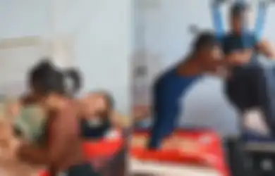 Gadis 6 Tahun ini Seorang Diri Rawat Ayahnya yang Lumpuh, Setelah Sang Ibu Mengabaikan Mereka