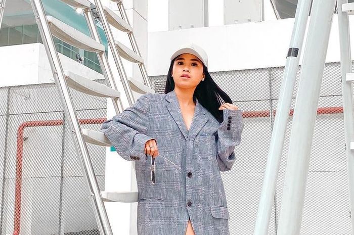 Usai Disebut Tak Pakai Celana, Gaya Terbaru Ayya Renita Bikin Netizen Terkejut: Tak Terlalu Seksi!