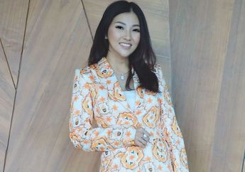 Polos Tanpa Makeup, Sarwendah Tampil Cantik Sederhana dalam Balutan Daster dan Sandal Teplek Saat Liburan ke Puncak