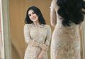 Buktikan Dirinya Menantu Sayang Mertua, Syahrini Justru Bawa Tas Emas Mentereng Saat Kondangan Bareng Ayah Reino Barack!