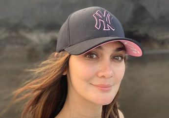 Lihat Gaya Modis Luna Maya Saat Hadiri Pameran Busana Pengantin Dalam Balutan Jaket Bergaya Transparan dengan Harga Super Mahal